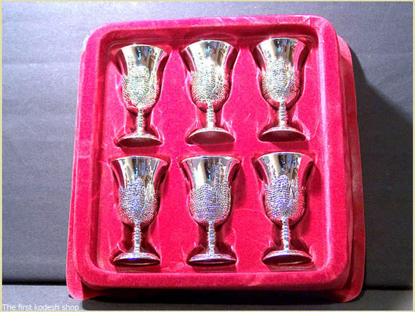 כל תשמישי הקדושה סט קידוש הכולל 6 גביעים קטנים 'ליקר' 