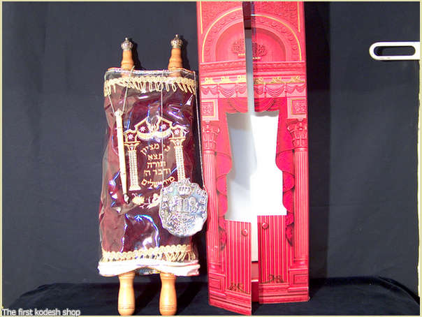 ספר ספר תורה אשכנזי בקופסה דמוי ארון קודש, עם אצבע מעץ וטס מוכסף. 47 ס'מ