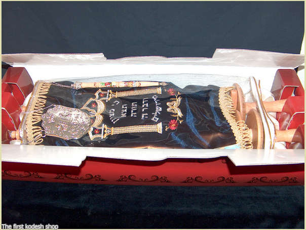 כל תשמישי הקדושה ספר תורה אשכנזי ענק  עם טס ואצבע, בקופסה דמוי ארון קודש עם ריפוד משי, 58 ס'מ