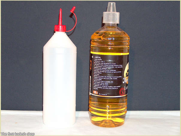 להדלקת נרות חנוכה ימין: בקבוק שמן פרפין להדלקת נרות חנוכה, במגוון צבעים
שמאל: בקבוק עם מזלף למזיגה קלה