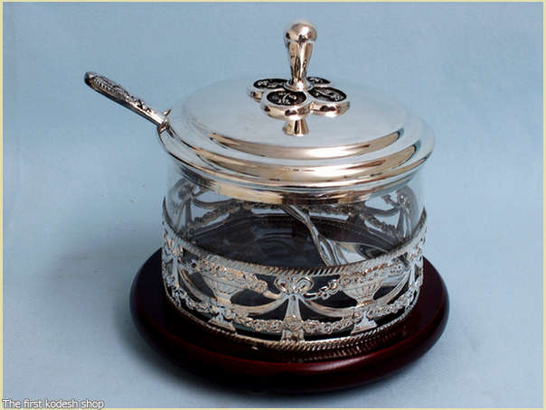 לוח כלי לדבש לראש השנה, הכולל תחתית עץ מהגוני, צלוחית זכוכית, עיטורים, מכסה וכפית עשוים כסף סטרלינג 925 